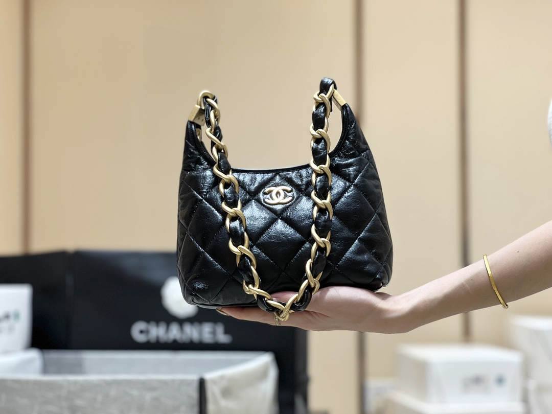 Ellebag real leather replica The Allure of the 2024 Chanel Small Hobo Bag in Shiny Lambskin(2024 Dec Updated)-Інтэрнэт-крама падробленай сумкі Louis Vuitton лепшай якасці, рэплікі дызайнерскай сумкі ru