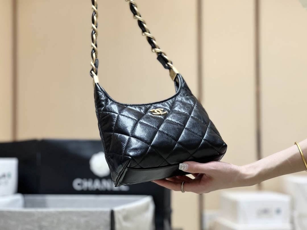 Ellebag real leather replica The Allure of the 2024 Chanel Small Hobo Bag in Shiny Lambskin(2024 Dec Updated)-Інтэрнэт-крама падробленай сумкі Louis Vuitton лепшай якасці, рэплікі дызайнерскай сумкі ru