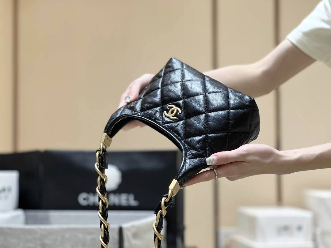 Ellebag real leather replica The Allure of the 2024 Chanel Small Hobo Bag in Shiny Lambskin(2024 Dec Updated)-Інтэрнэт-крама падробленай сумкі Louis Vuitton лепшай якасці, рэплікі дызайнерскай сумкі ru