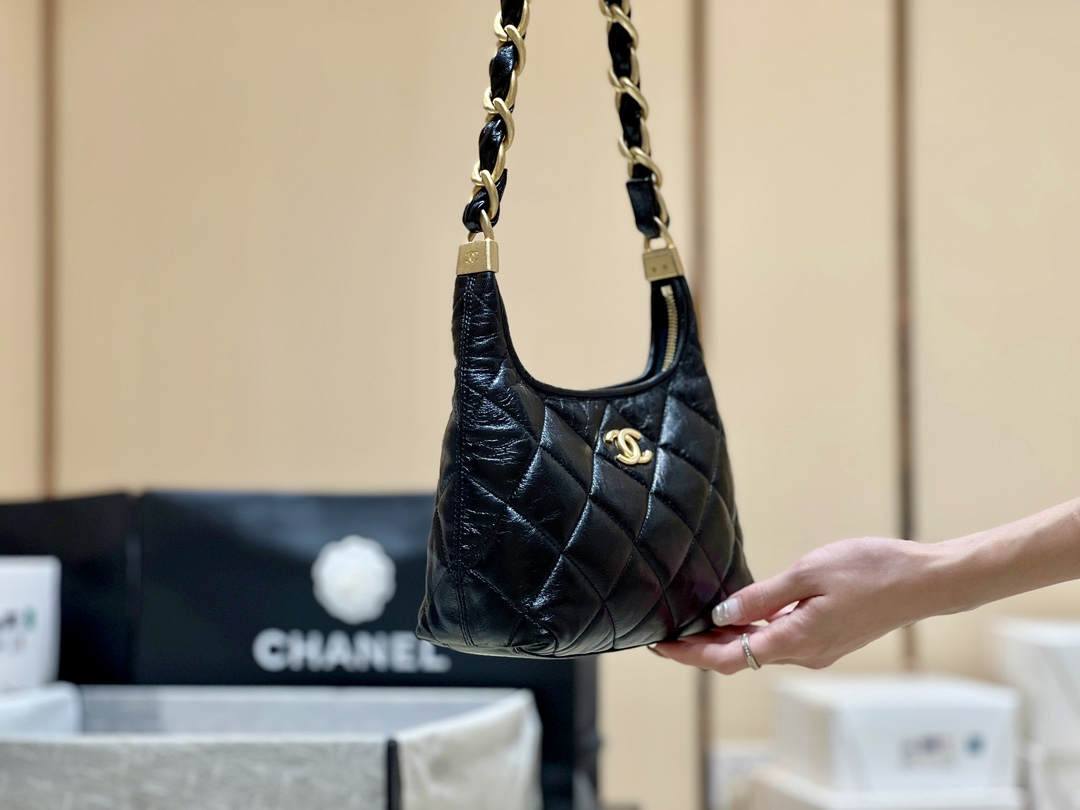 Ellebag real leather replica The Allure of the 2024 Chanel Small Hobo Bag in Shiny Lambskin(2024 Dec Updated)-Інтэрнэт-крама падробленай сумкі Louis Vuitton лепшай якасці, рэплікі дызайнерскай сумкі ru