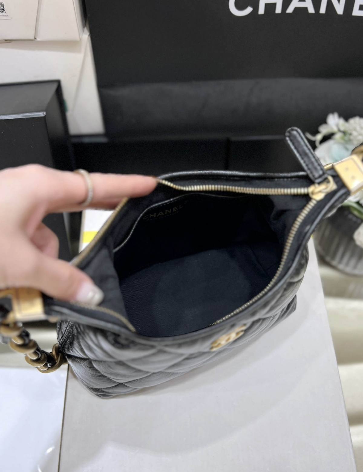 Ellebag real leather replica The Allure of the 2024 Chanel Small Hobo Bag in Shiny Lambskin(2024 Dec Updated)-Інтэрнэт-крама падробленай сумкі Louis Vuitton лепшай якасці, рэплікі дызайнерскай сумкі ru