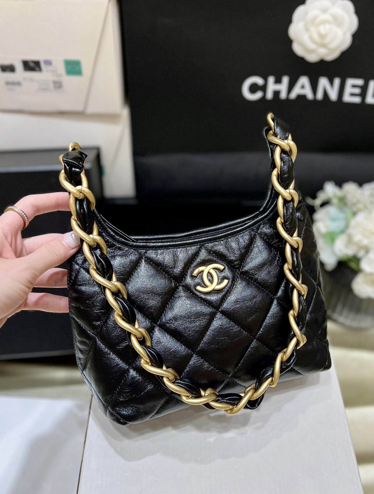 Ellebag real leather replica The Allure of the 2024 Chanel Small Hobo Bag in Shiny Lambskin(2024 Dec Updated)-Інтэрнэт-крама падробленай сумкі Louis Vuitton лепшай якасці, рэплікі дызайнерскай сумкі ru