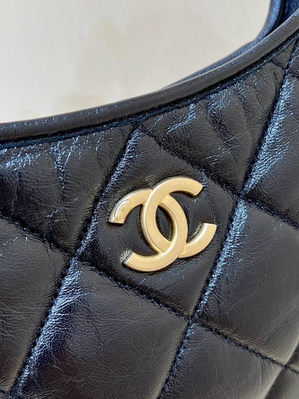 Ellebag real leather replica The Allure of the 2024 Chanel Small Hobo Bag in Shiny Lambskin(2024 Dec Updated)-Інтэрнэт-крама падробленай сумкі Louis Vuitton лепшай якасці, рэплікі дызайнерскай сумкі ru