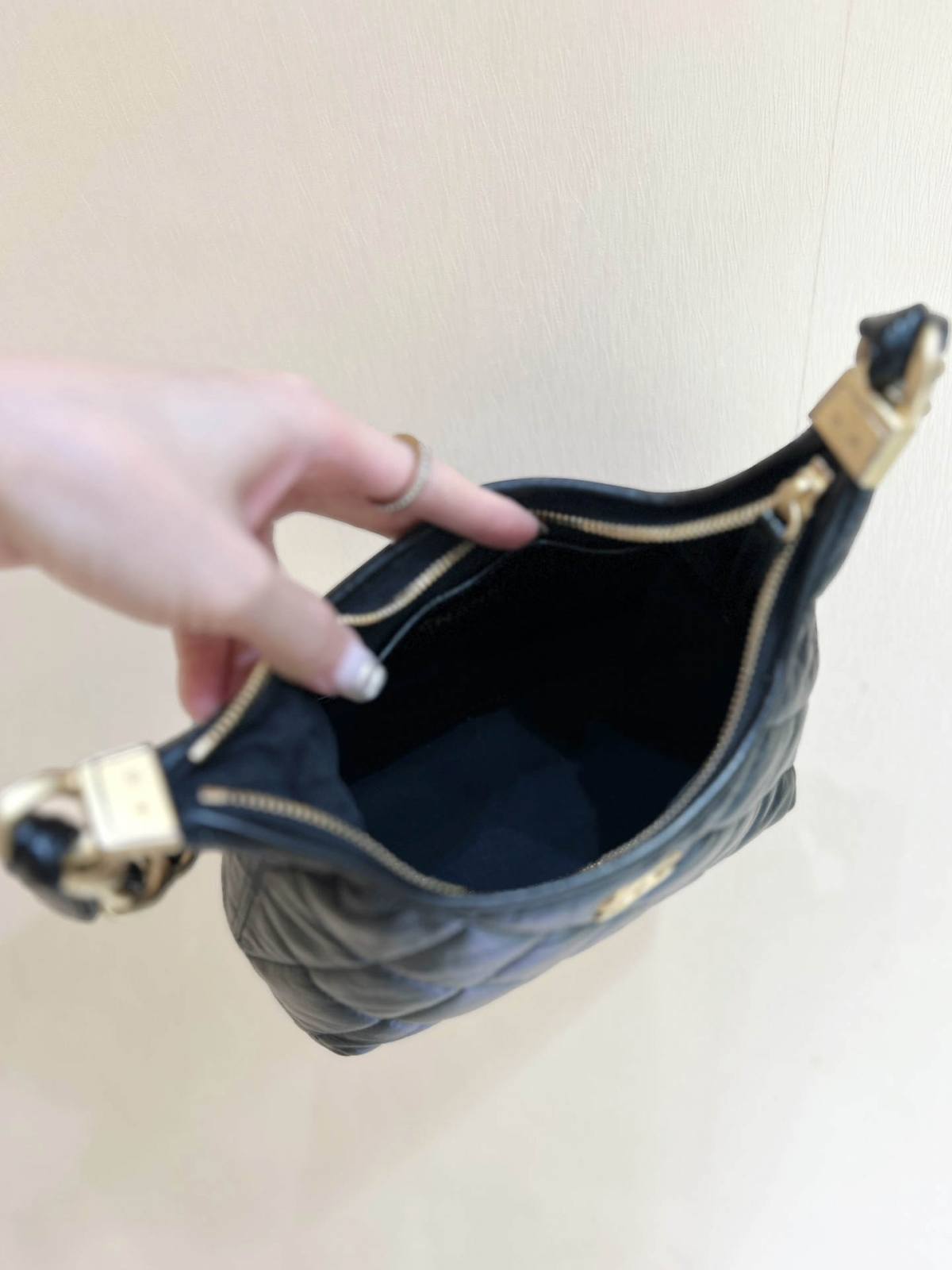 Ellebag real leather replica The Allure of the 2024 Chanel Small Hobo Bag in Shiny Lambskin(2024 Dec Updated)-Інтэрнэт-крама падробленай сумкі Louis Vuitton лепшай якасці, рэплікі дызайнерскай сумкі ru