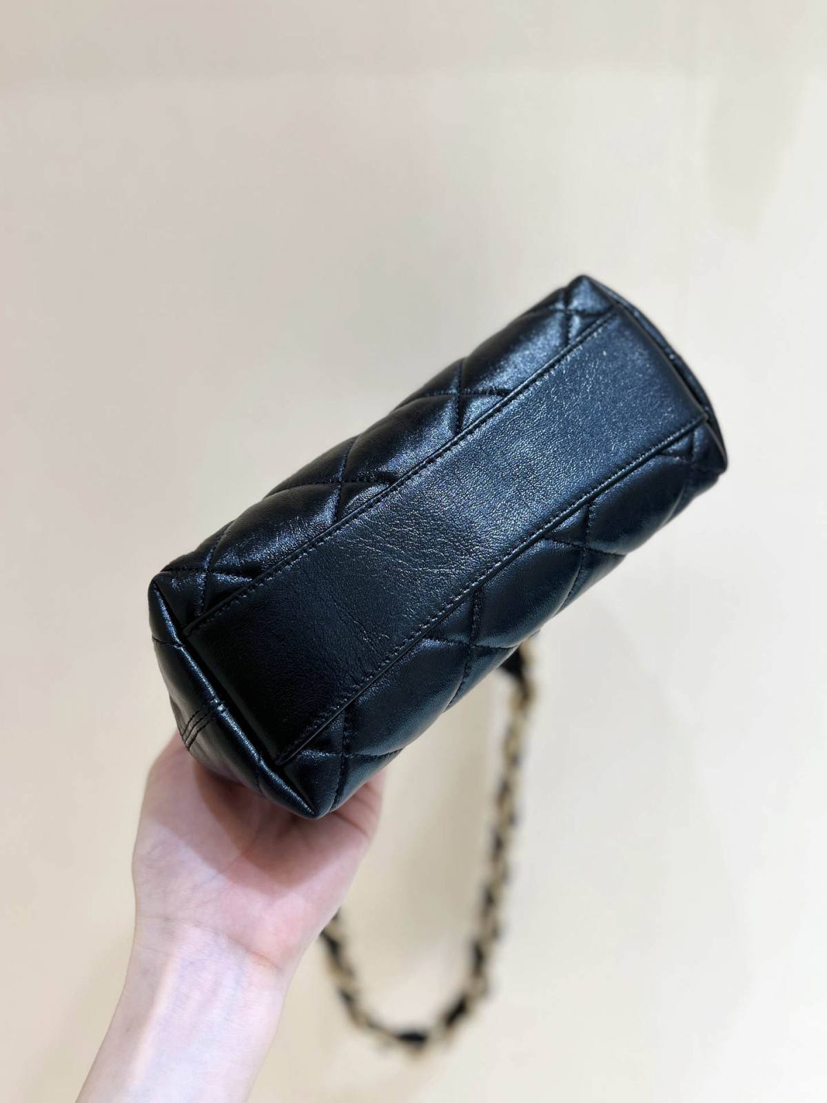 Ellebag real leather replica The Allure of the 2024 Chanel Small Hobo Bag in Shiny Lambskin(2024 Dec Updated)-Інтэрнэт-крама падробленай сумкі Louis Vuitton лепшай якасці, рэплікі дызайнерскай сумкі ru