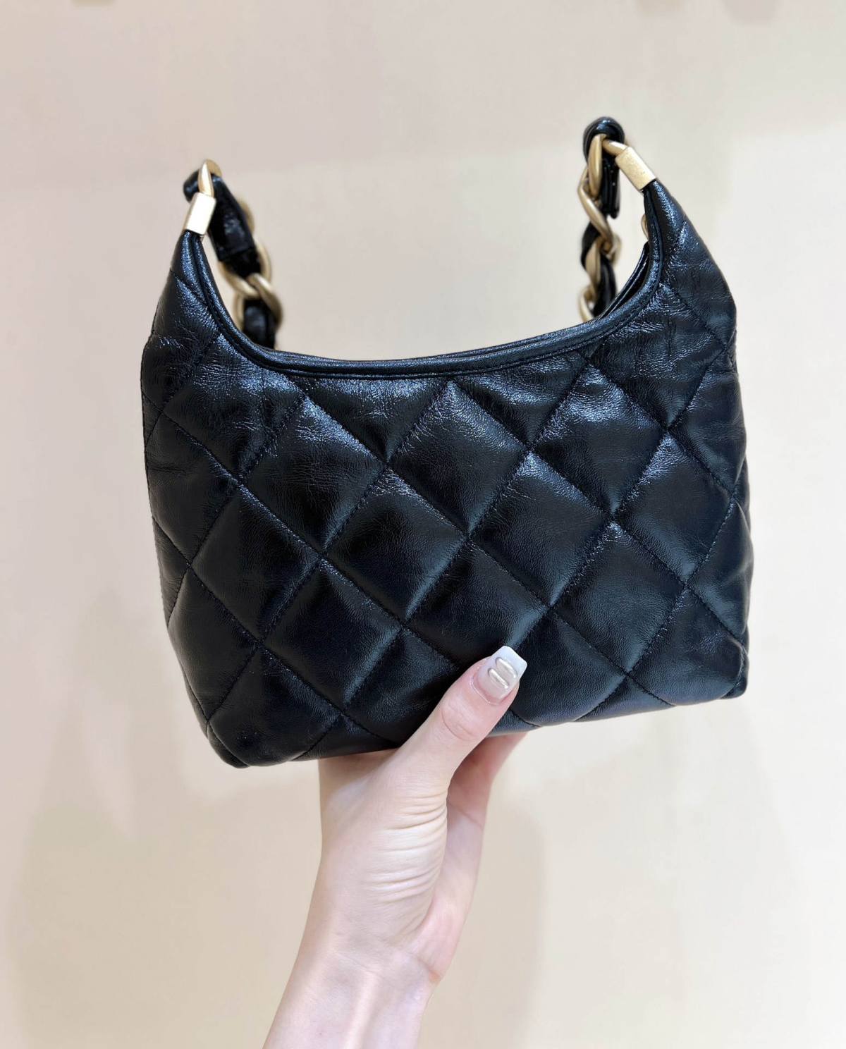 Ellebag real leather replica The Allure of the 2024 Chanel Small Hobo Bag in Shiny Lambskin(2024 Dec Updated)-Інтэрнэт-крама падробленай сумкі Louis Vuitton лепшай якасці, рэплікі дызайнерскай сумкі ru