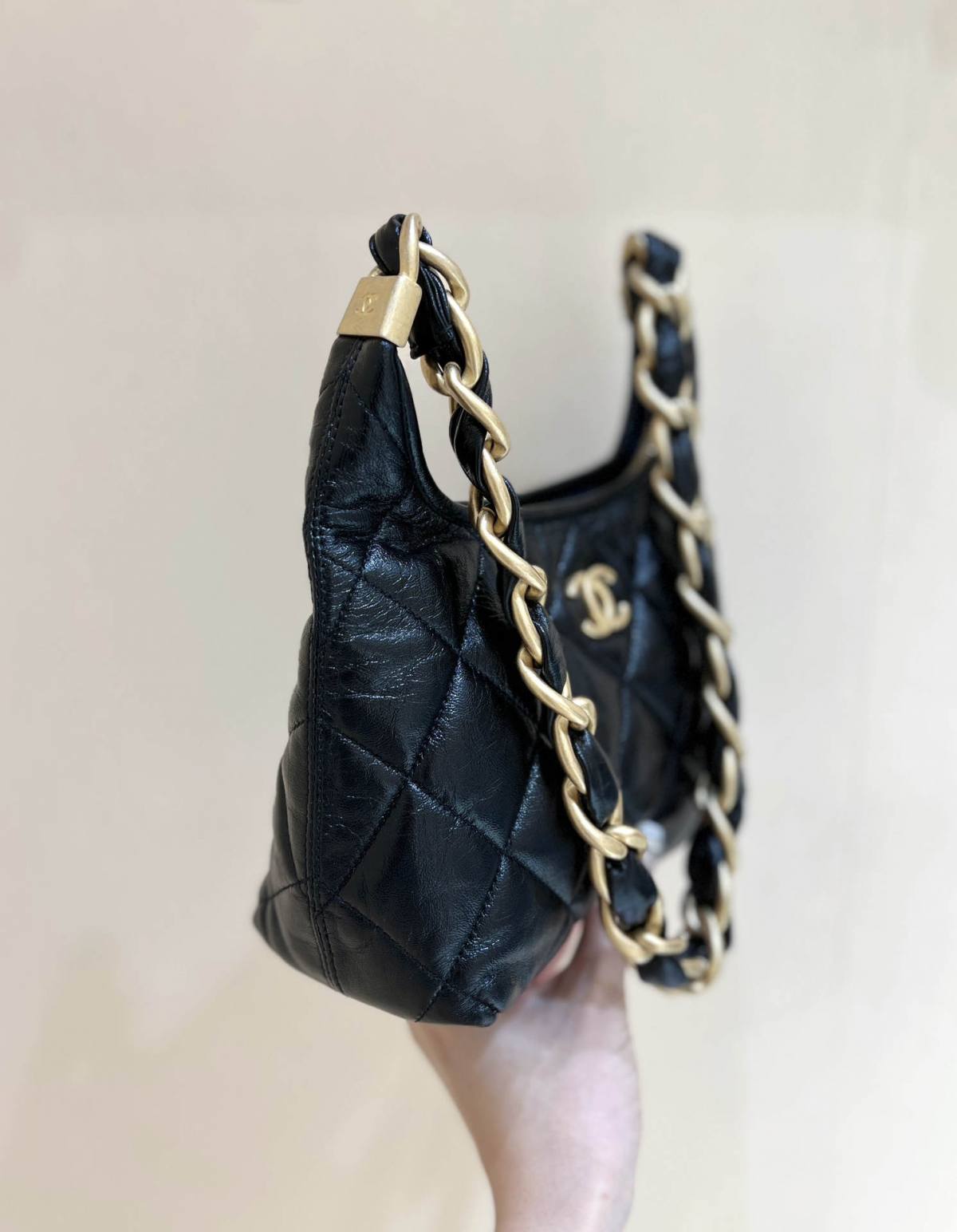 Ellebag real leather replica The Allure of the 2024 Chanel Small Hobo Bag in Shiny Lambskin(2024 Dec Updated)-Інтэрнэт-крама падробленай сумкі Louis Vuitton лепшай якасці, рэплікі дызайнерскай сумкі ru