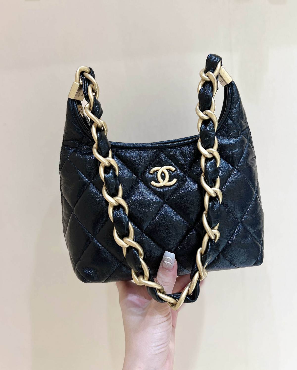 Ellebag real leather replica The Allure of the 2024 Chanel Small Hobo Bag in Shiny Lambskin(2024 Dec Updated)-Інтэрнэт-крама падробленай сумкі Louis Vuitton лепшай якасці, рэплікі дызайнерскай сумкі ru