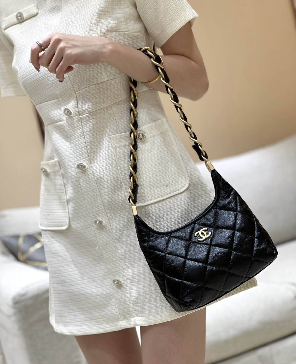 Ellebag real leather replica The Allure of the 2024 Chanel Small Hobo Bag in Shiny Lambskin(2024 Dec Updated)-Інтэрнэт-крама падробленай сумкі Louis Vuitton лепшай якасці, рэплікі дызайнерскай сумкі ru