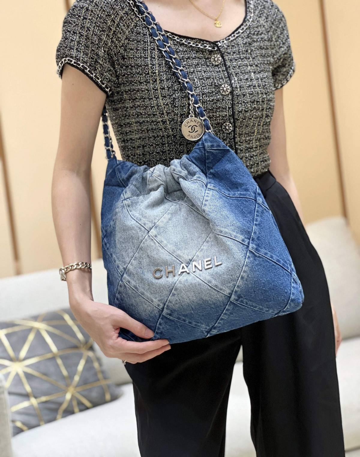 Ellebag super fake CHANEL 22 Small Handbag in Denim: A Modern Masterpiece of Elegance and Craftsmanship(2024 Dec Updated)-En İyi Kalite Sahte Louis Vuitton Çanta Online Mağazası, Çoğaltma tasarımcı çanta ru