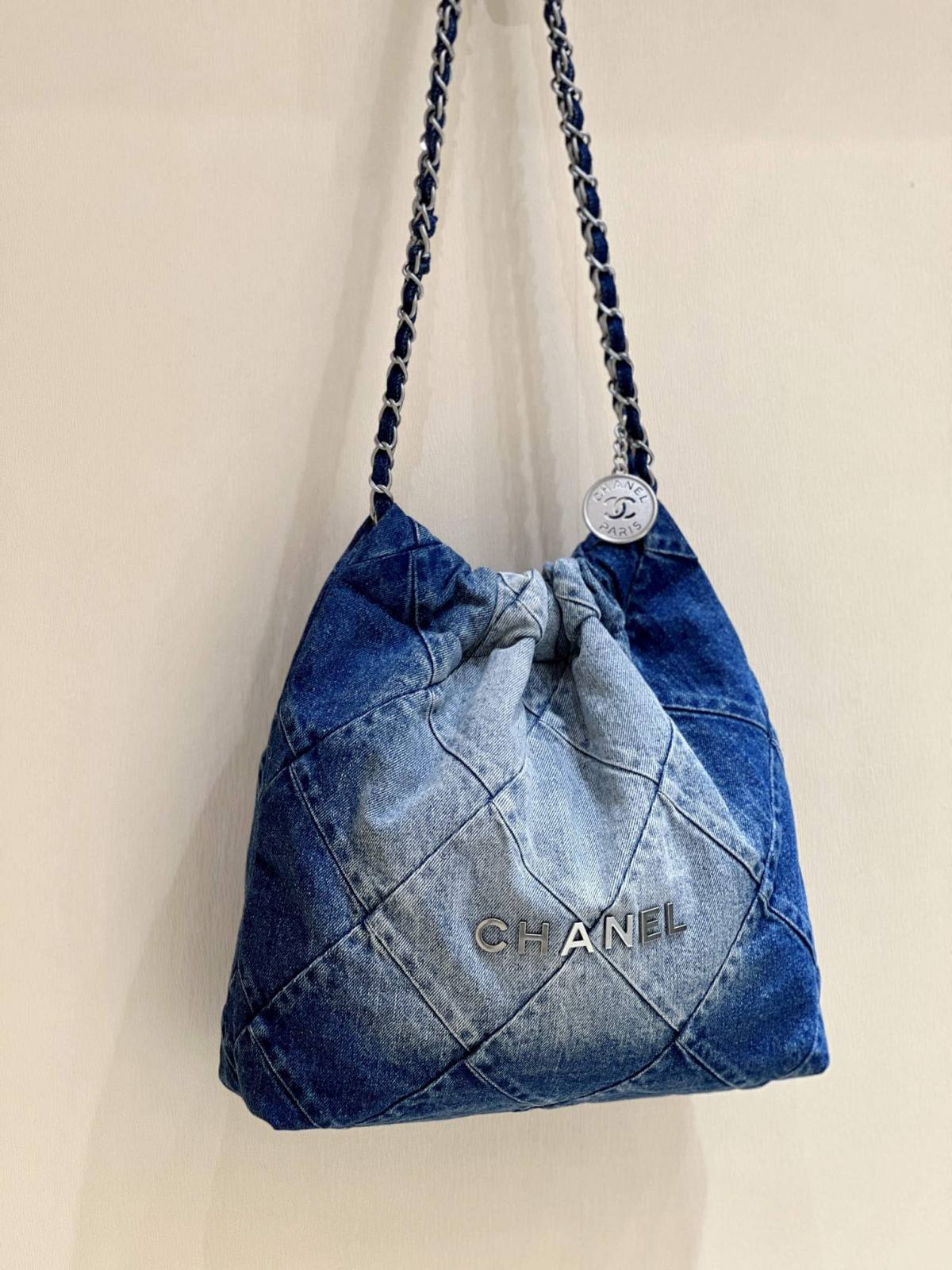 Ellebag super fake CHANEL 22 Small Handbag in Denim: A Modern Masterpiece of Elegance and Craftsmanship(2024 Dec Updated)-Інтэрнэт-крама падробленай сумкі Louis Vuitton лепшай якасці, рэплікі дызайнерскай сумкі ru