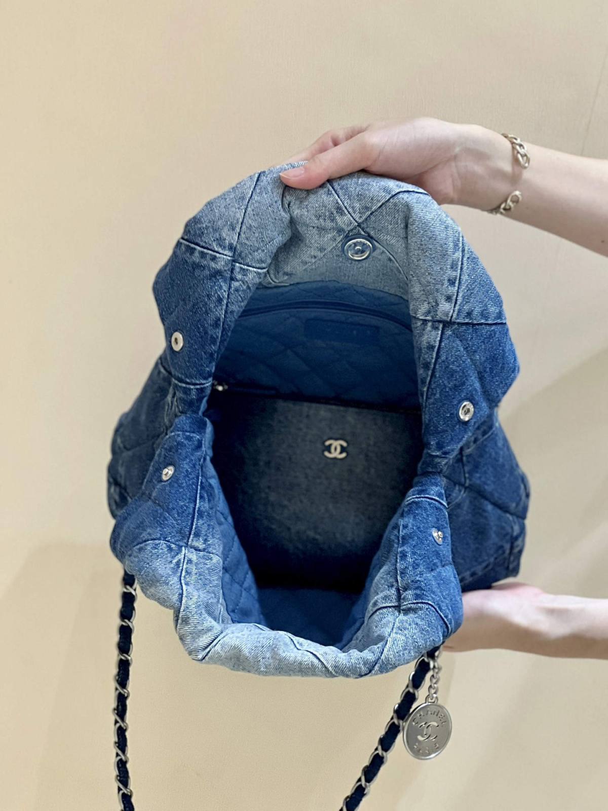 Ellebag super fake CHANEL 22 Small Handbag in Denim: A Modern Masterpiece of Elegance and Craftsmanship(2024 Dec Updated)-En İyi Kalite Sahte Louis Vuitton Çanta Online Mağazası, Çoğaltma tasarımcı çanta ru