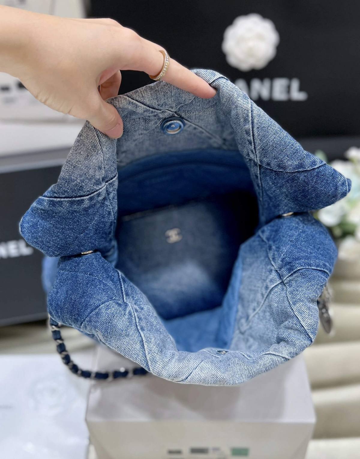 Ellebag super fake CHANEL 22 Small Handbag in Denim: A Modern Masterpiece of Elegance and Craftsmanship(2024 Dec Updated)-Інтэрнэт-крама падробленай сумкі Louis Vuitton лепшай якасці, рэплікі дызайнерскай сумкі ru