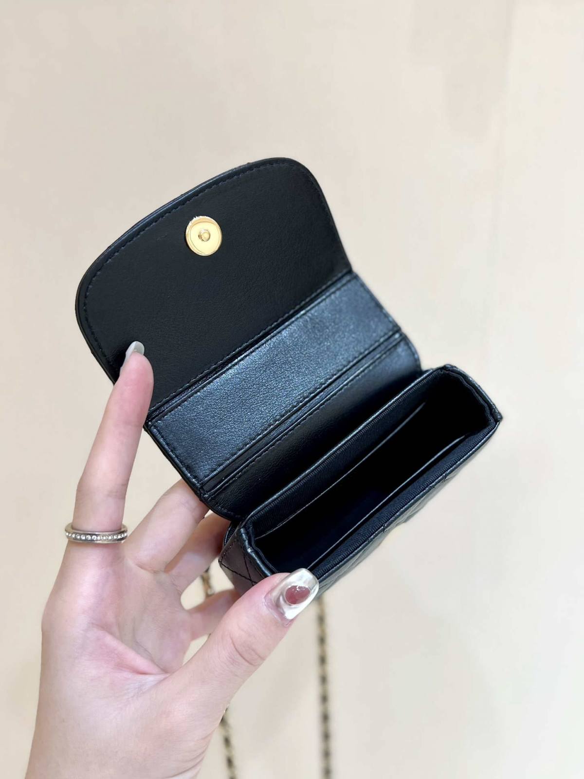 Ellebag super fake Chanel 23A AP3378: A Masterpiece of Craftsmanship in Black Lambskin and Gold Hardware(2024 Dec Updated)-Інтэрнэт-крама падробленай сумкі Louis Vuitton лепшай якасці, рэплікі дызайнерскай сумкі ru