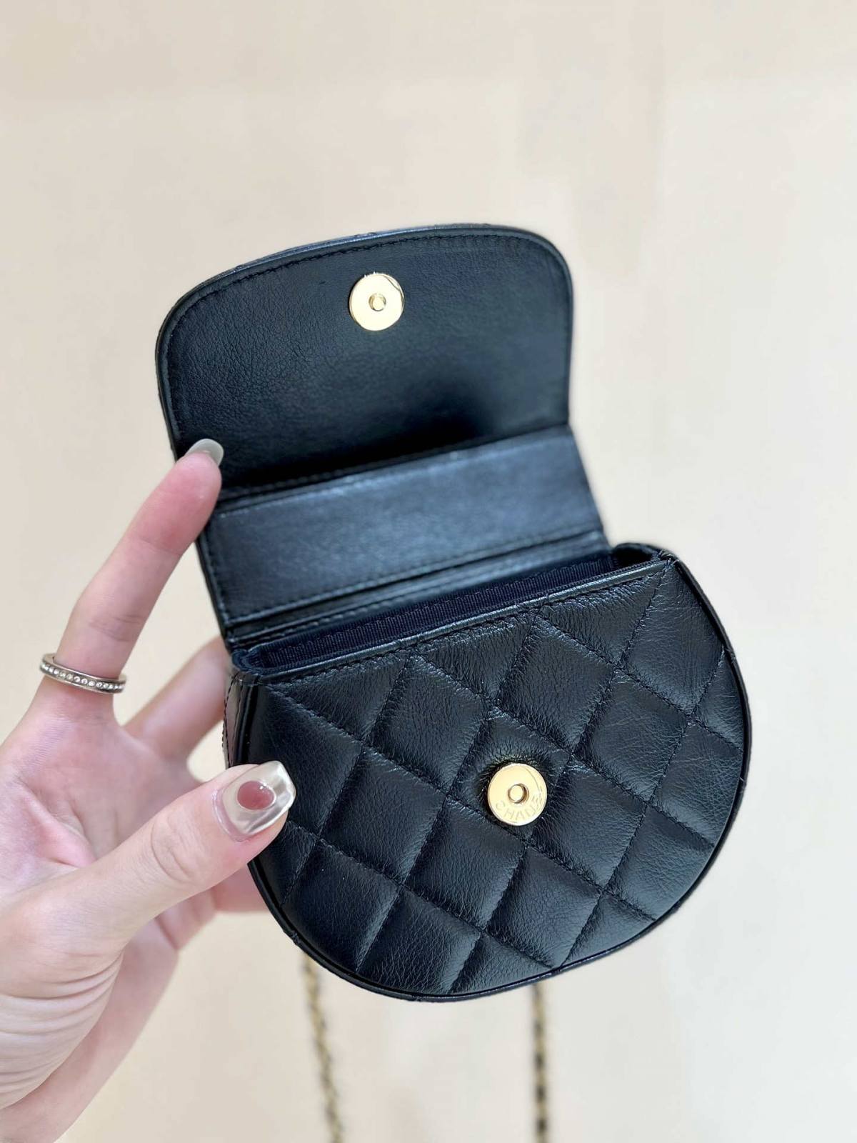 Ellebag super fake Chanel 23A AP3378: A Masterpiece of Craftsmanship in Black Lambskin and Gold Hardware(2024 Dec Updated)-Інтэрнэт-крама падробленай сумкі Louis Vuitton лепшай якасці, рэплікі дызайнерскай сумкі ru