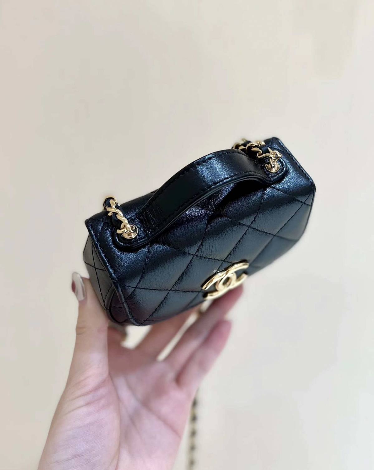 Ellebag super fake Chanel 23A AP3378: A Masterpiece of Craftsmanship in Black Lambskin and Gold Hardware(2024 Dec Updated)-Yakanakisa Hunhu Fake Louis Vuitton Bag Online Store, Replica dhizaini bag ru