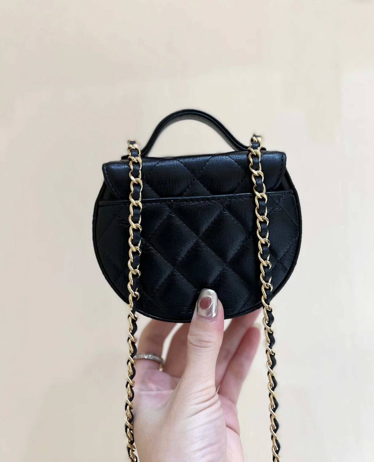 Ellebag super fake Chanel 23A AP3378: A Masterpiece of Craftsmanship in Black Lambskin and Gold Hardware(2024 Dec Updated)-Інтэрнэт-крама падробленай сумкі Louis Vuitton лепшай якасці, рэплікі дызайнерскай сумкі ru