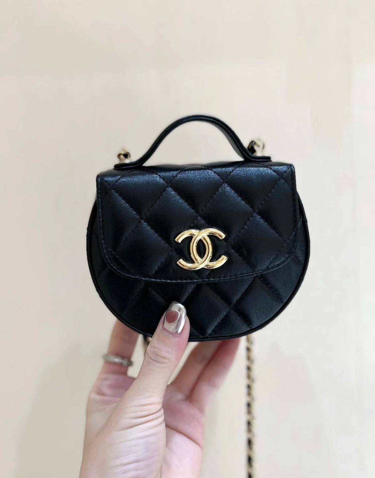 Ellebag super fake Chanel 23A AP3378: A Masterpiece of Craftsmanship in Black Lambskin and Gold Hardware(2024 Dec Updated)-Інтэрнэт-крама падробленай сумкі Louis Vuitton лепшай якасці, рэплікі дызайнерскай сумкі ru