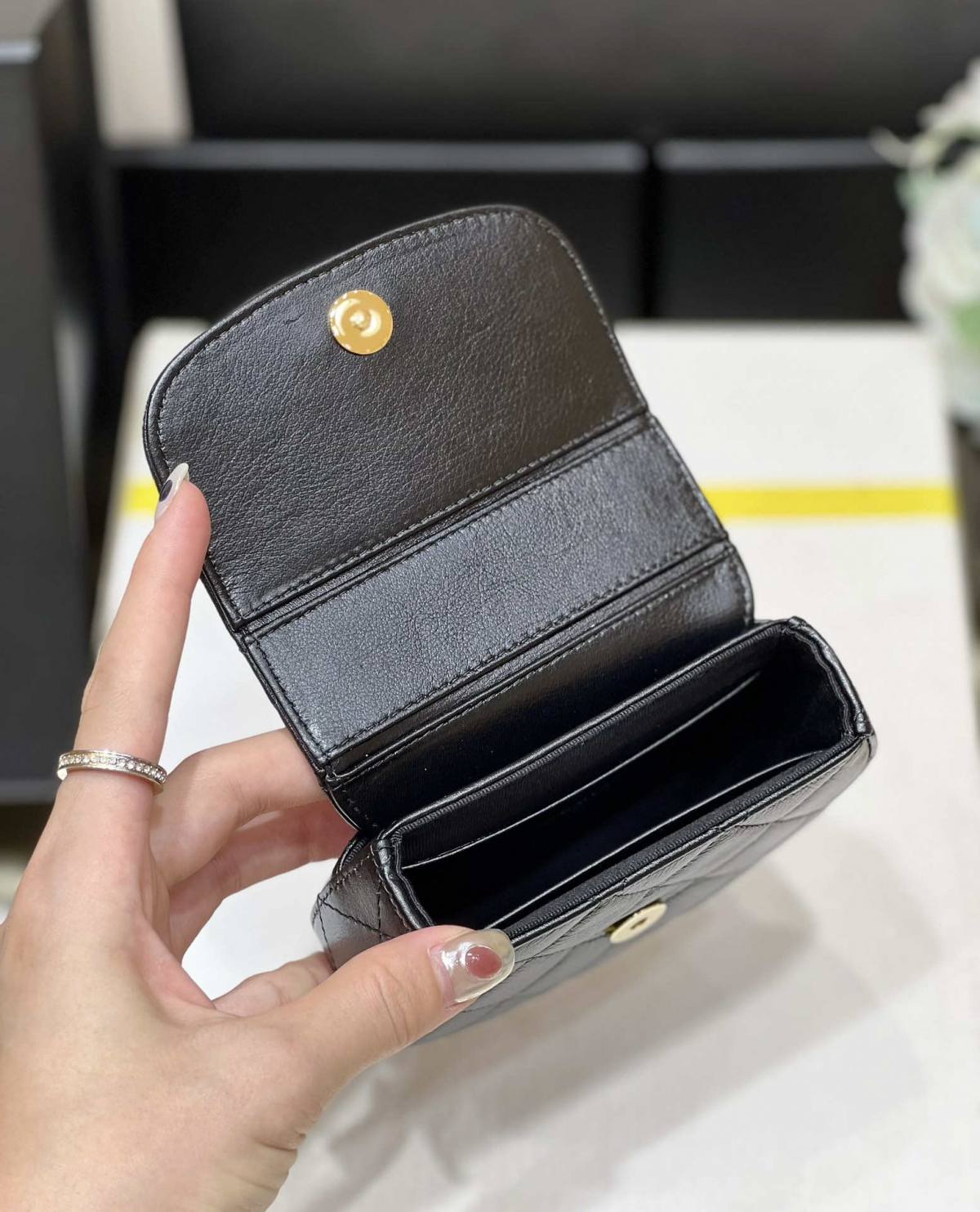 Ellebag super fake Chanel 23A AP3378: A Masterpiece of Craftsmanship in Black Lambskin and Gold Hardware(2024 Dec Updated)-Yakanakisa Hunhu Fake Louis Vuitton Bag Online Store, Replica dhizaini bag ru