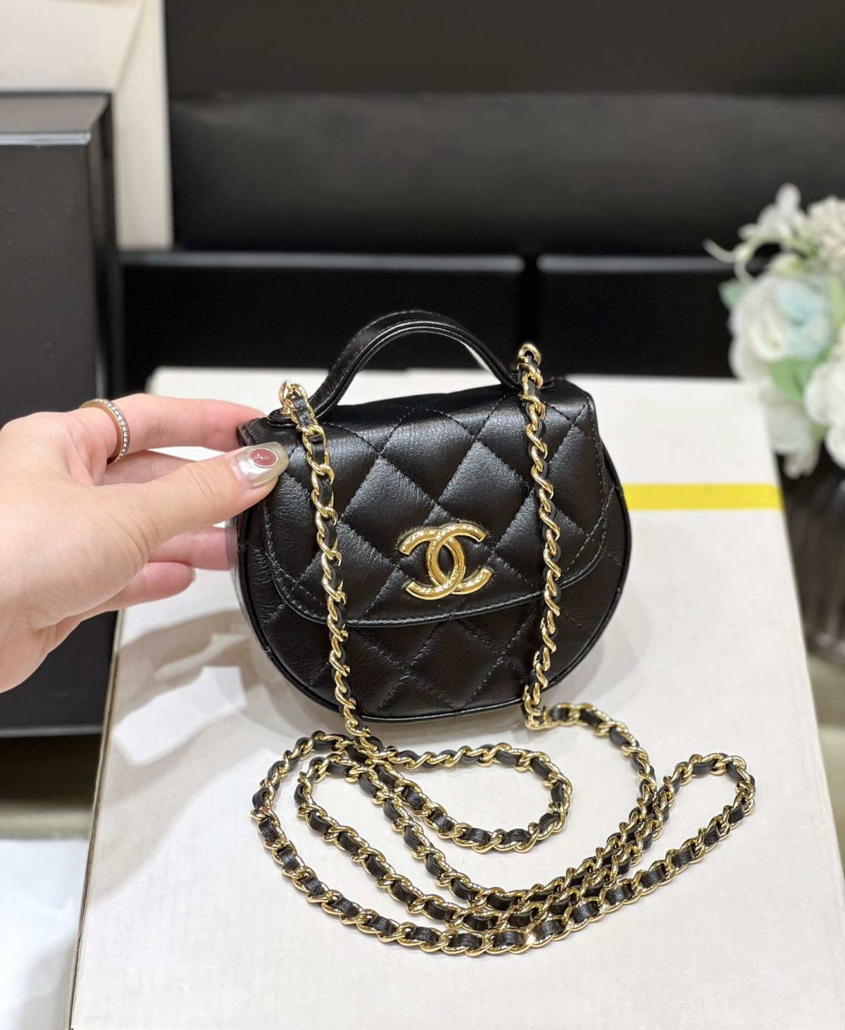 Ellebag super fake Chanel 23A AP3378: A Masterpiece of Craftsmanship in Black Lambskin and Gold Hardware(2024 Dec Updated)-Yakanakisa Hunhu Fake Louis Vuitton Bag Online Store, Replica dhizaini bag ru