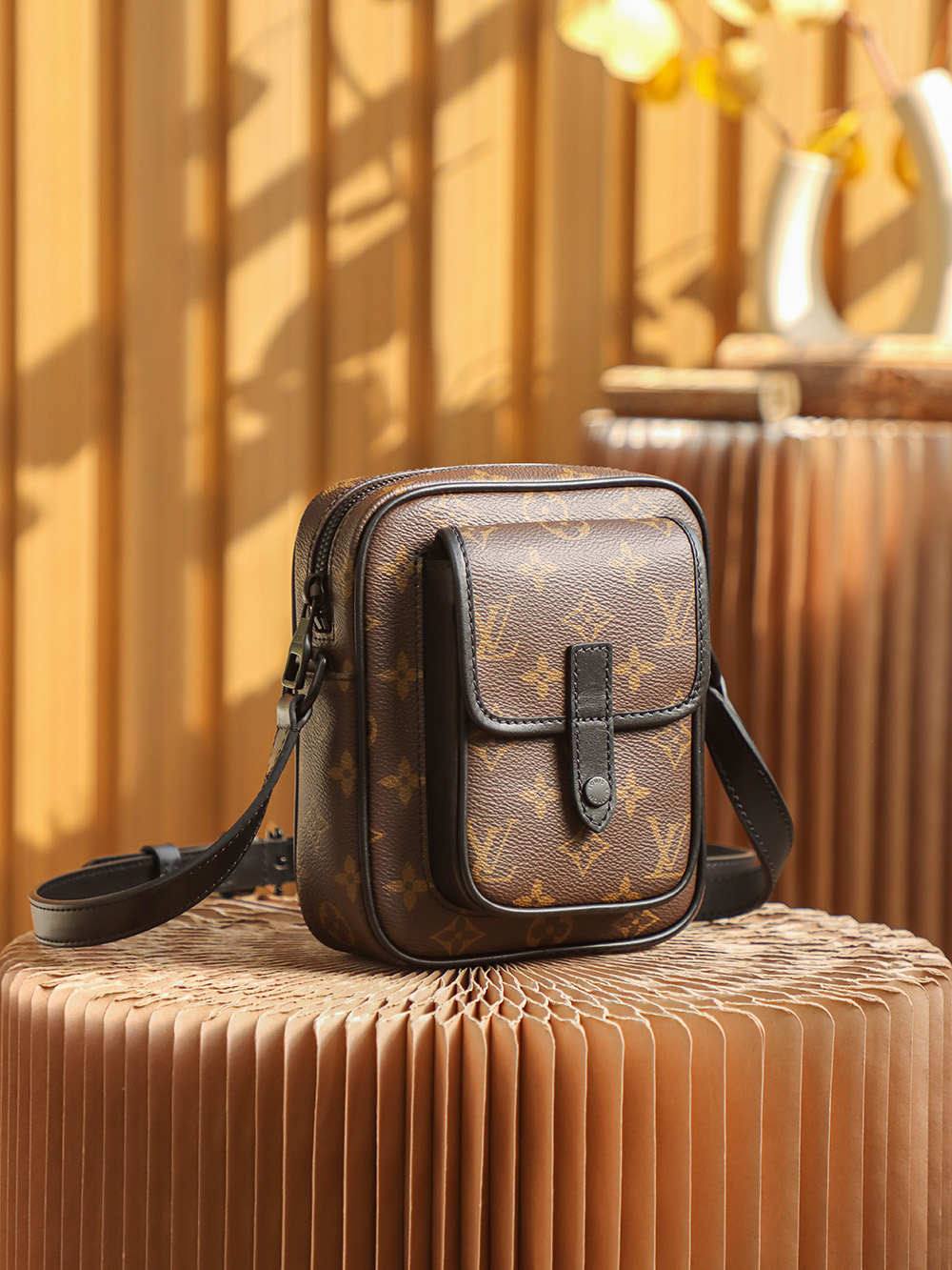 Ellebag’s 1:1 Replica of Louis Vuitton Christopher Camera Bag M69404: A Blend of Vintage Charm and Modern Craftsmanship(2024 Dec Updated)-En İyi Kalite Sahte Louis Vuitton Çanta Online Mağazası, Çoğaltma tasarımcı çanta ru