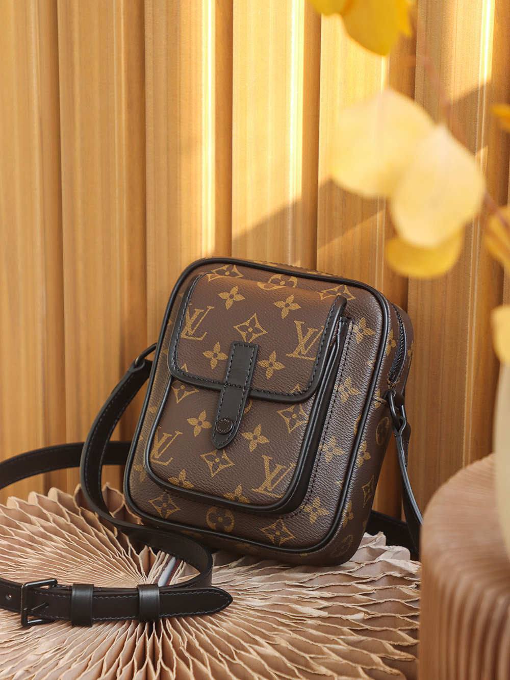 Ellebag’s 1:1 Replica of Louis Vuitton Christopher Camera Bag M69404: A Blend of Vintage Charm and Modern Craftsmanship(2024 Dec Updated)-En İyi Kalite Sahte Louis Vuitton Çanta Online Mağazası, Çoğaltma tasarımcı çanta ru