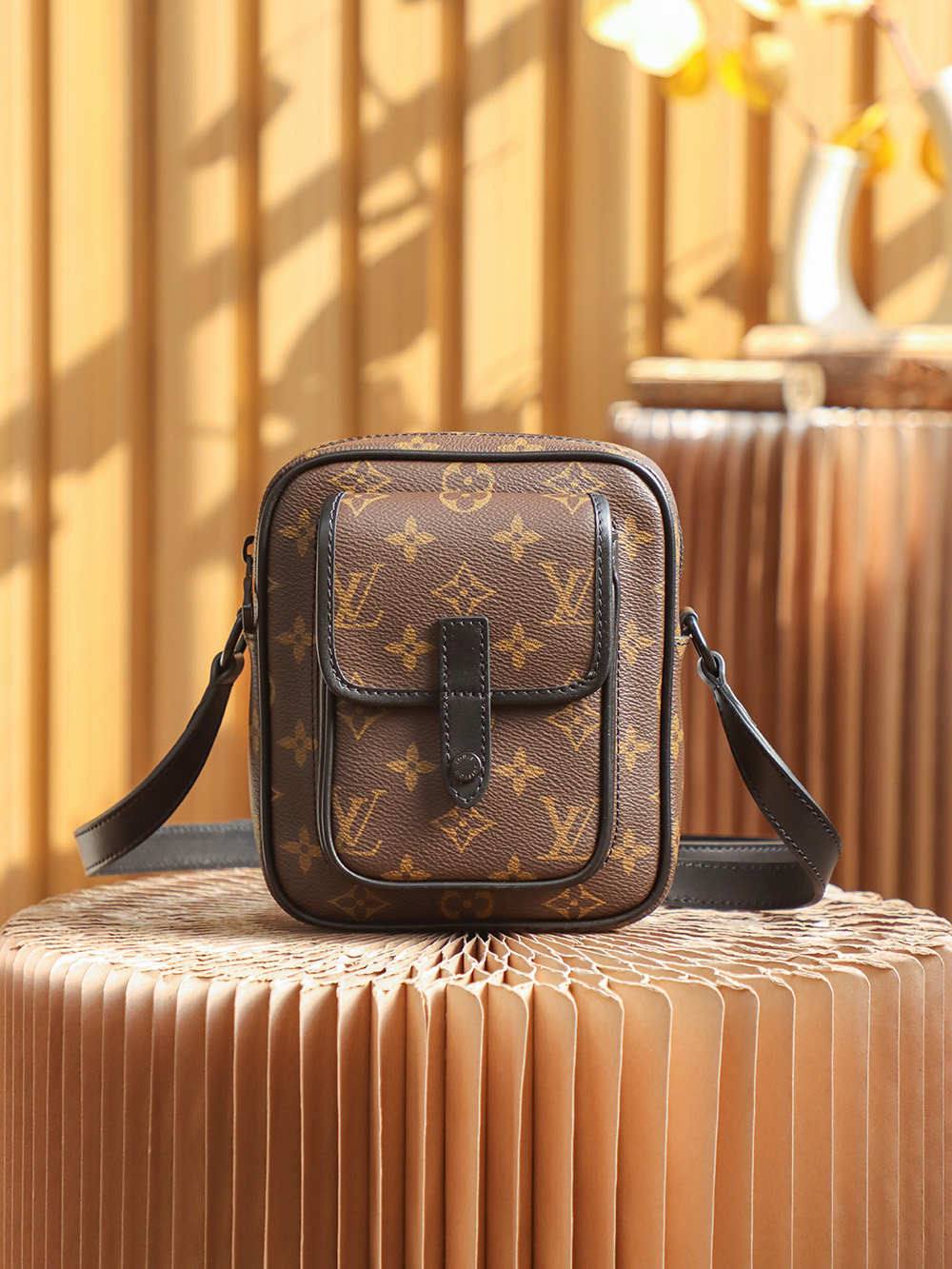 Ellebag’s 1:1 Replica of Louis Vuitton Christopher Camera Bag M69404: A Blend of Vintage Charm and Modern Craftsmanship(2024 Dec Updated)-En İyi Kalite Sahte Louis Vuitton Çanta Online Mağazası, Çoğaltma tasarımcı çanta ru