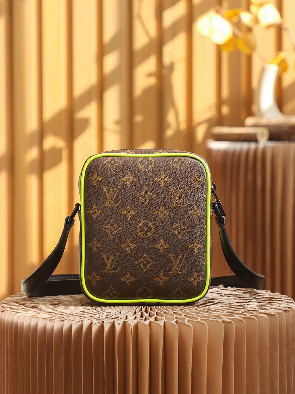 Ellebag’s 1:1 Replica of Louis Vuitton Christopher Camera Bag M69404: A Blend of Vintage Charm and Modern Craftsmanship(2024 Dec Updated)-En İyi Kalite Sahte Louis Vuitton Çanta Online Mağazası, Çoğaltma tasarımcı çanta ru