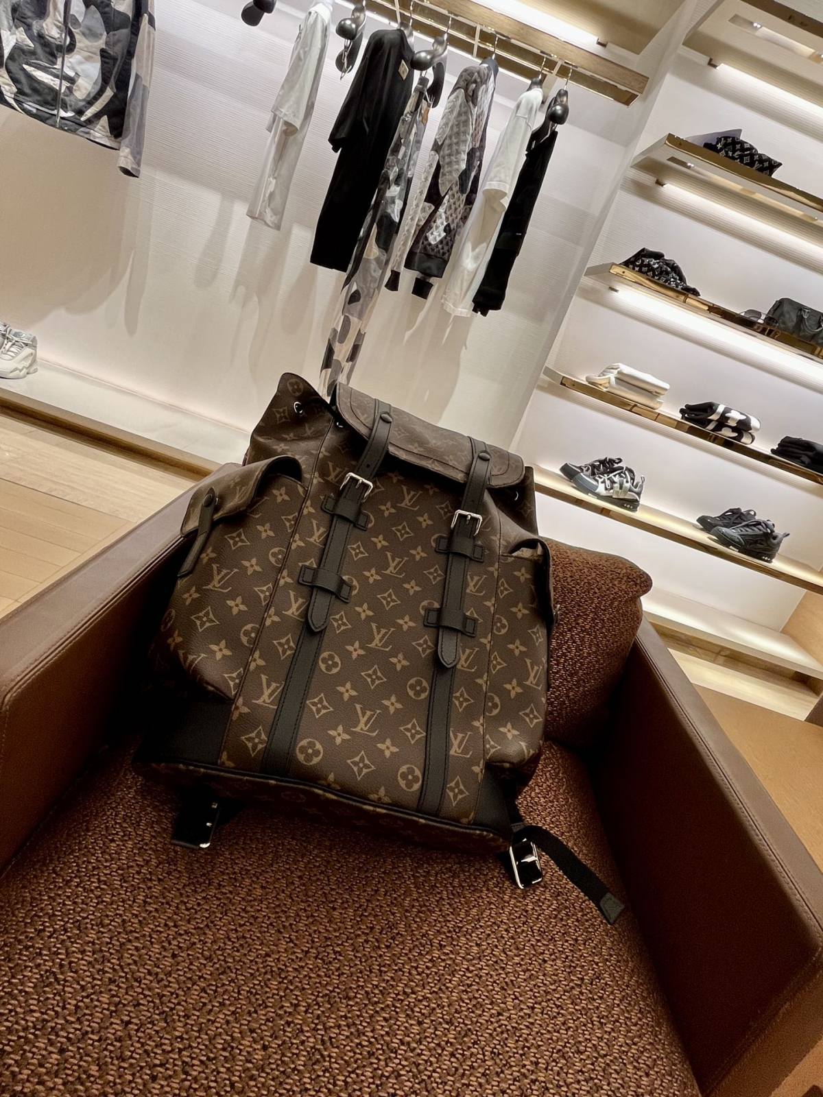 Ellebag’s 1:1 Replica of Louis Vuitton M43735 Christopher Medium Backpack – A Tribute to Rugged Elegance(2024 Dec Updated)-সেরা মানের নকল লুই ভিটন ব্যাগ অনলাইন স্টোর, রেপ্লিকা ডিজাইনার ব্যাগ ru