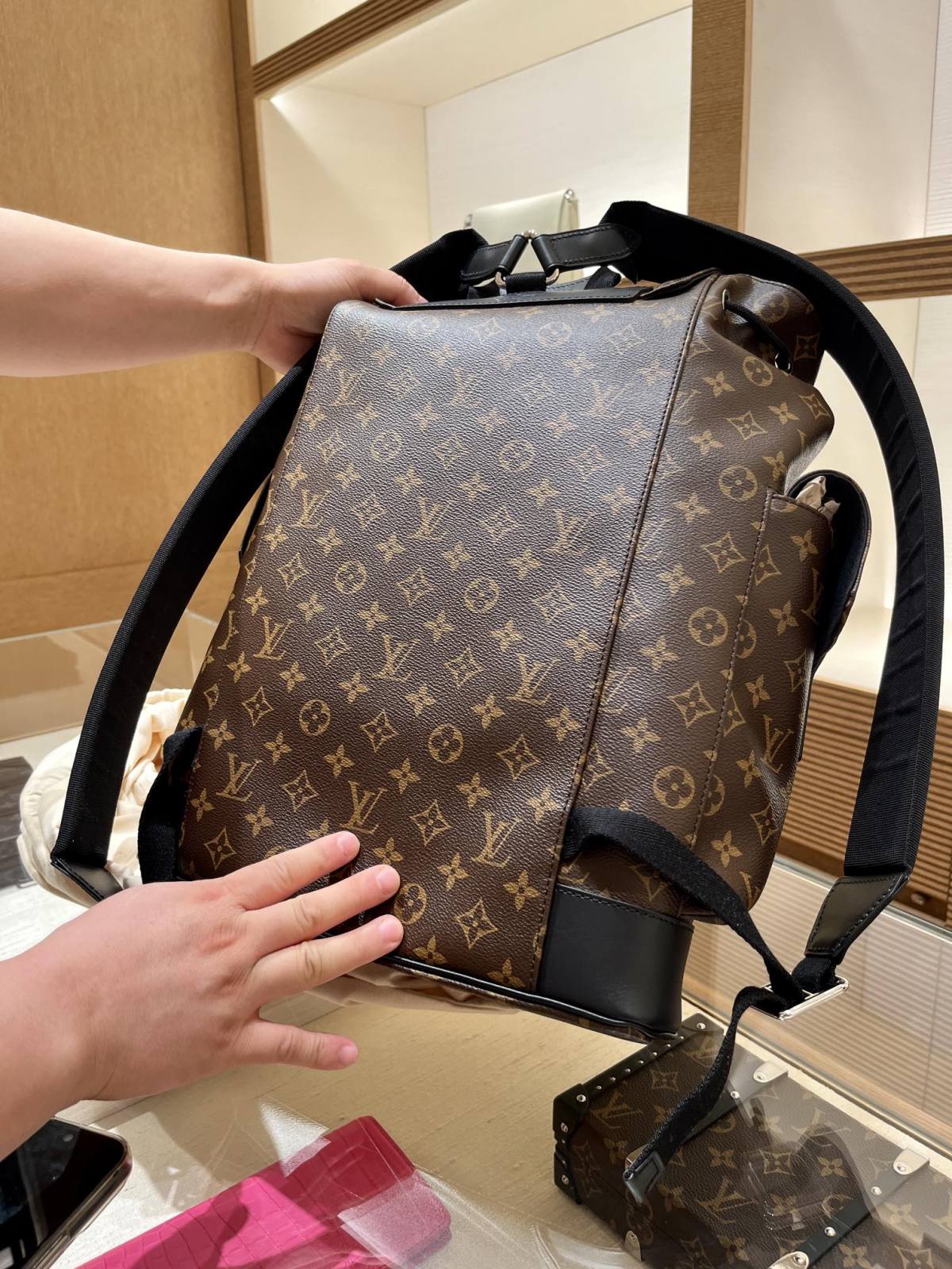 Ellebag’s 1:1 Replica of Louis Vuitton M43735 Christopher Medium Backpack – A Tribute to Rugged Elegance(2024 Dec Updated)-সেরা মানের নকল লুই ভিটন ব্যাগ অনলাইন স্টোর, রেপ্লিকা ডিজাইনার ব্যাগ ru