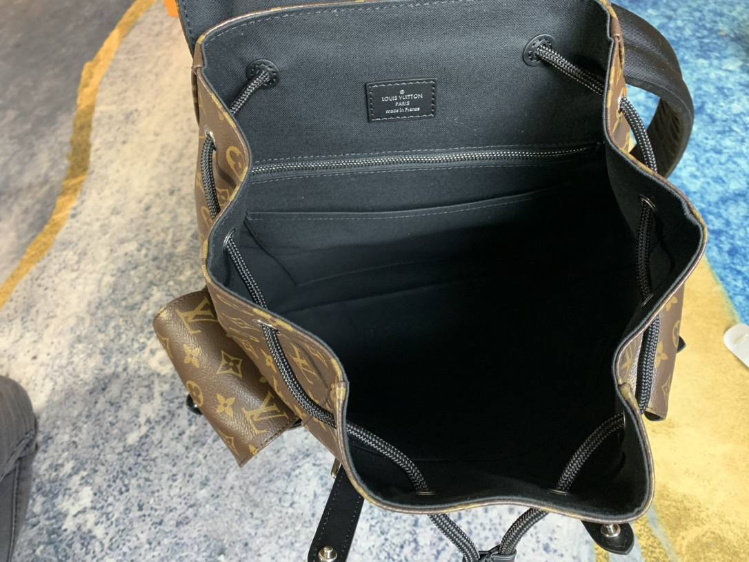 Ellebag’s 1:1 Replica of Louis Vuitton M43735 Christopher Medium Backpack – A Tribute to Rugged Elegance(2024 Dec Updated)-সেরা মানের নকল লুই ভিটন ব্যাগ অনলাইন স্টোর, রেপ্লিকা ডিজাইনার ব্যাগ ru