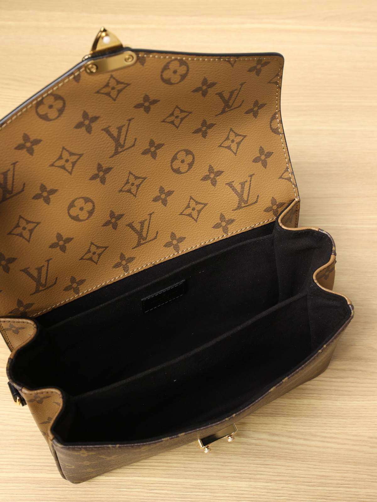 Ellebag’s 1:1 Replica of Louis Vuitton M44876 Color Block Messenger Bag: Precision Craftsmanship Meets Timeless Design (2024 Dec updated)-Meilleure qualité de faux sac Louis Vuitton en ligne, réplique de sac de créateur ru