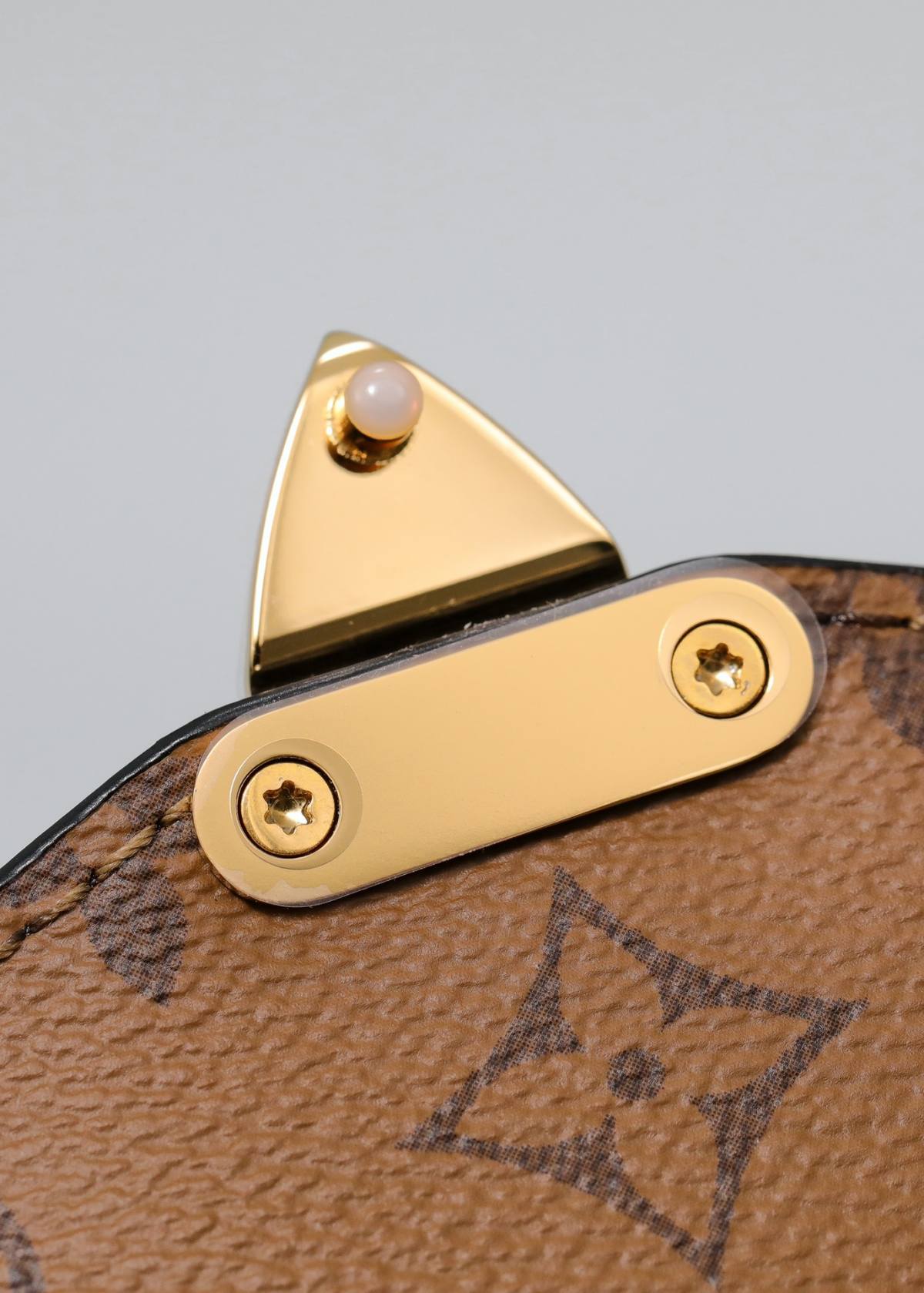 Ellebag’s 1:1 Replica of Louis Vuitton M44876 Color Block Messenger Bag: Precision Craftsmanship Meets Timeless Design (2024 Dec updated)-Meilleure qualité de faux sac Louis Vuitton en ligne, réplique de sac de créateur ru