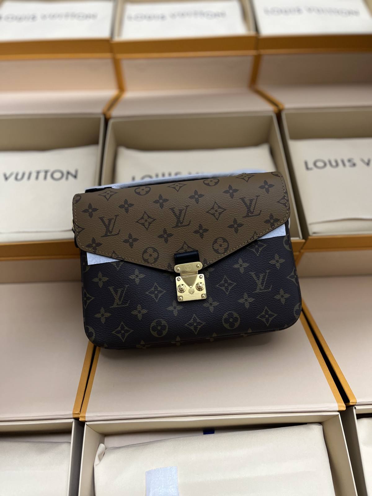 Ellebag’s 1:1 Replica of Louis Vuitton M44876 Color Block Messenger Bag: Precision Craftsmanship Meets Timeless Design (2024 Dec updated)-Meilleure qualité de faux sac Louis Vuitton en ligne, réplique de sac de créateur ru