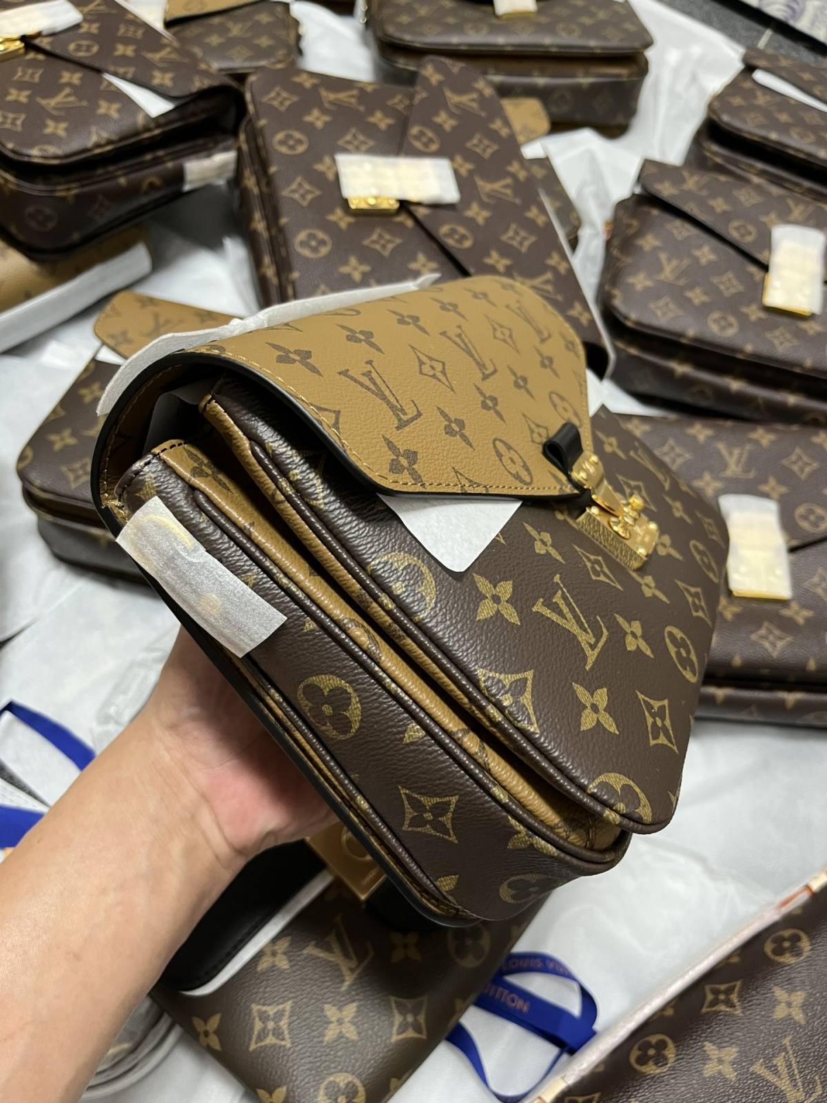 Ellebag’s 1:1 Replica of Louis Vuitton M44876 Color Block Messenger Bag: Precision Craftsmanship Meets Timeless Design (2024 Dec updated)-Meilleure qualité de faux sac Louis Vuitton en ligne, réplique de sac de créateur ru