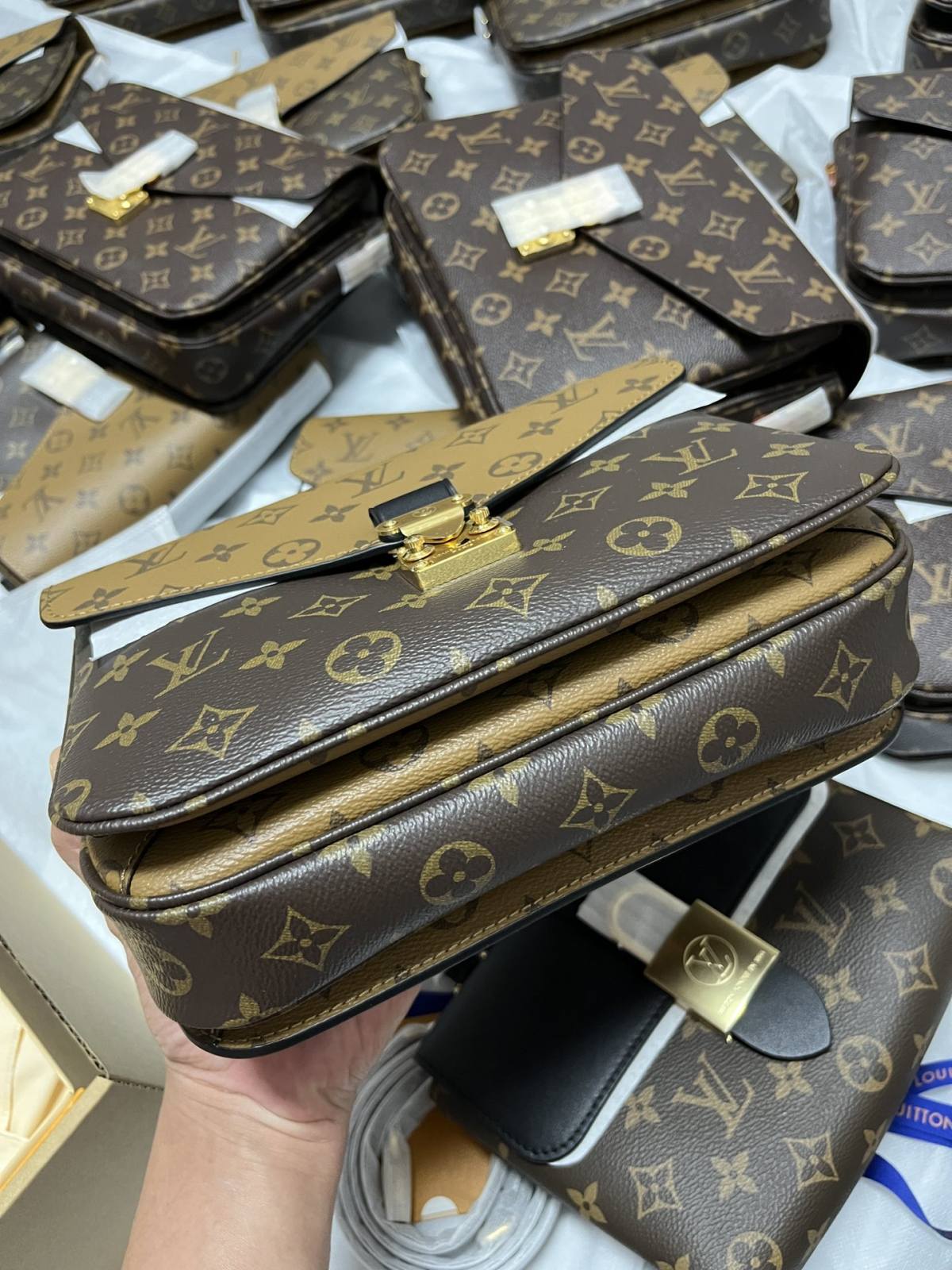 Ellebag’s 1:1 Replica of Louis Vuitton M44876 Color Block Messenger Bag: Precision Craftsmanship Meets Timeless Design (2024 Dec updated)-Meilleure qualité de faux sac Louis Vuitton en ligne, réplique de sac de créateur ru