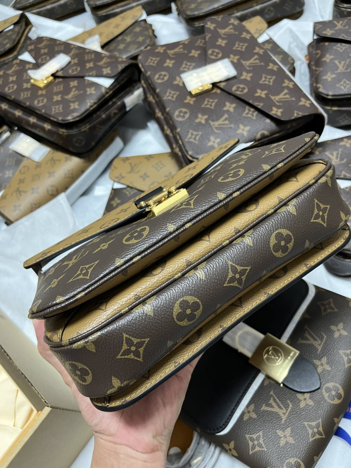 Ellebag’s 1:1 Replica of Louis Vuitton M44876 Color Block Messenger Bag: Precision Craftsmanship Meets Timeless Design (2024 Dec updated)-Meilleure qualité de faux sac Louis Vuitton en ligne, réplique de sac de créateur ru