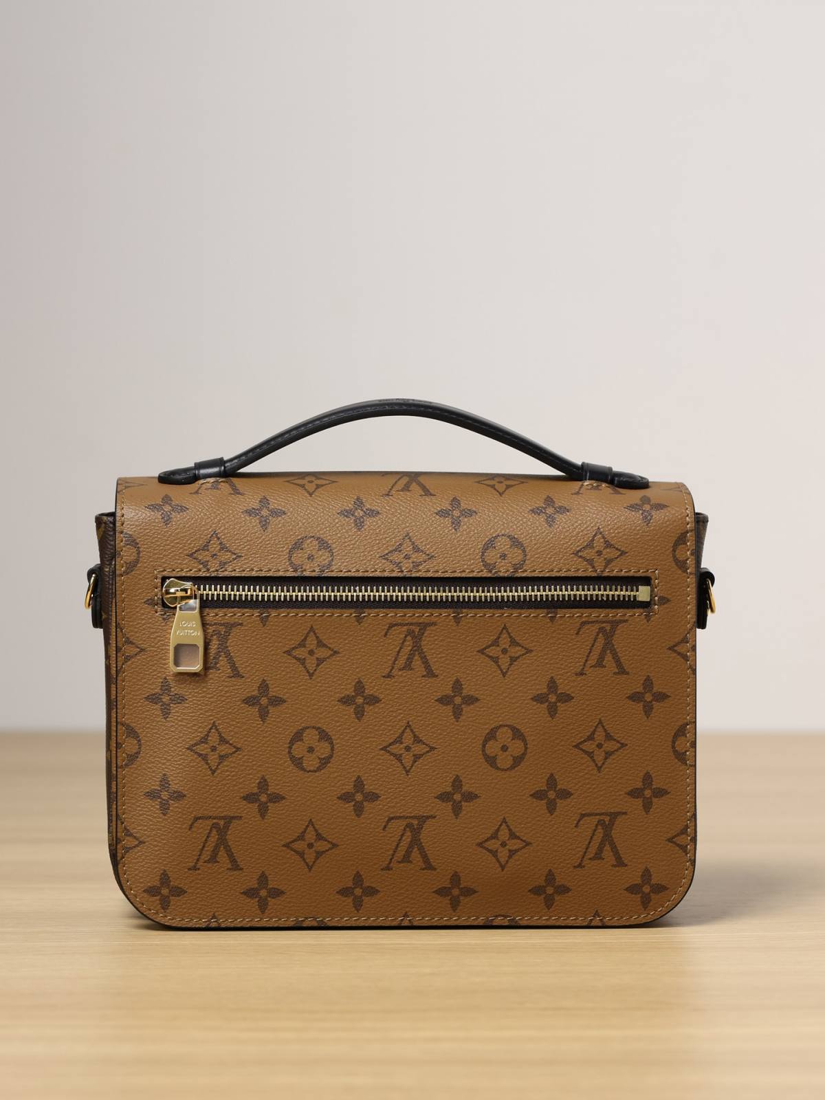 Ellebag’s 1:1 Replica of Louis Vuitton M44876 Color Block Messenger Bag: Precision Craftsmanship Meets Timeless Design (2024 Dec updated)-Meilleure qualité de faux sac Louis Vuitton en ligne, réplique de sac de créateur ru