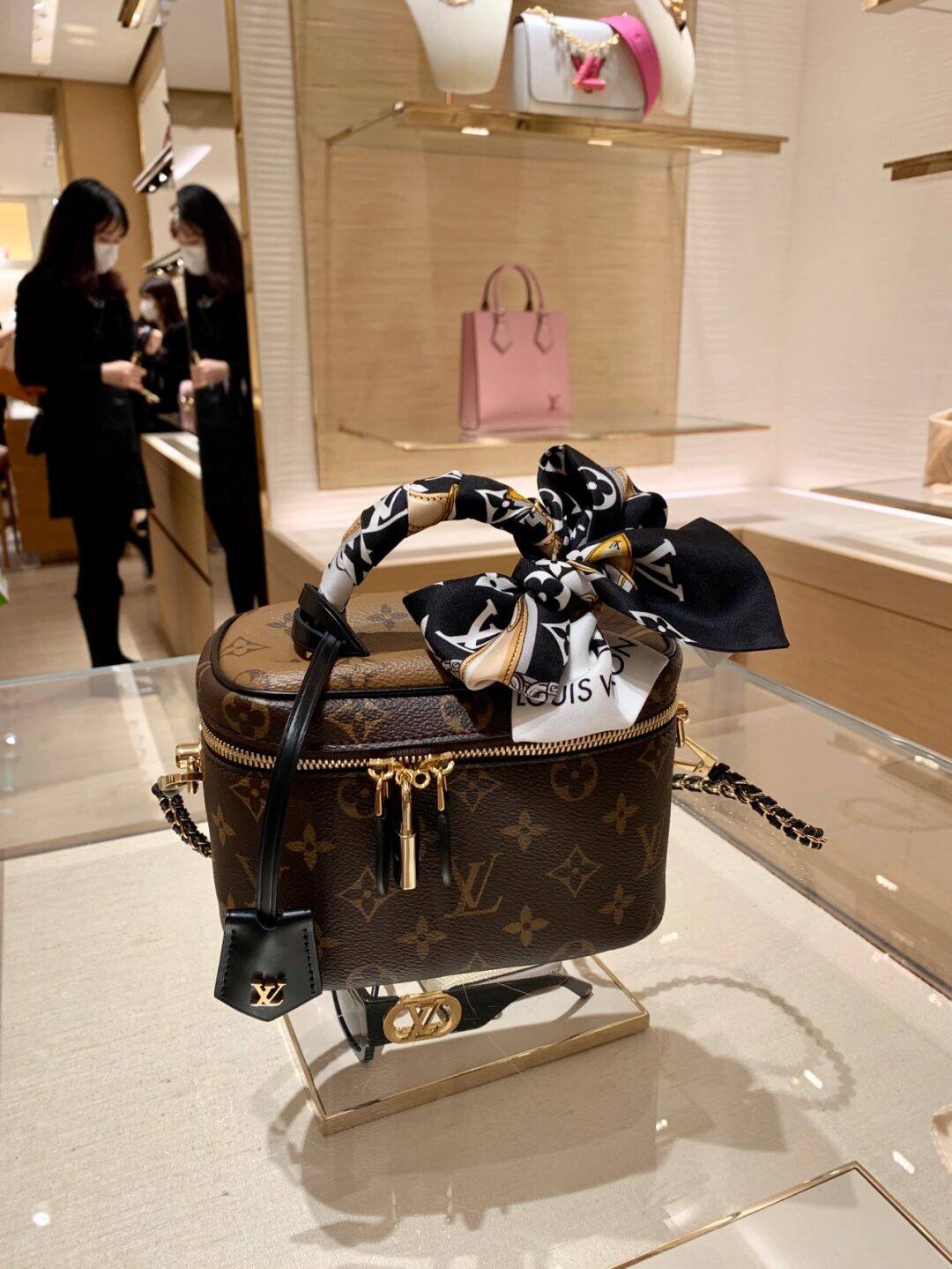 Ellebag’s 1:1 Replica of Louis Vuitton M45165 Vanity Small Handbag Crossbody: The Ultimate in Craftsmanship(2024 Dec Updated)-Meilleure qualité de faux sac Louis Vuitton en ligne, réplique de sac de créateur ru