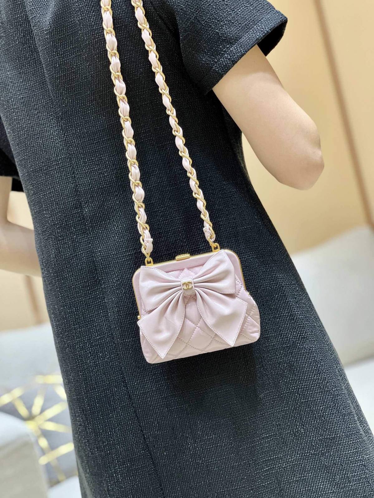 Ellebag super fake Chanel Clutch With Chain AP4028: A Masterpiece of Elegance and Craftsmanship(2024 Dec Updated)-Meilleure qualité de faux sac Louis Vuitton en ligne, réplique de sac de créateur ru