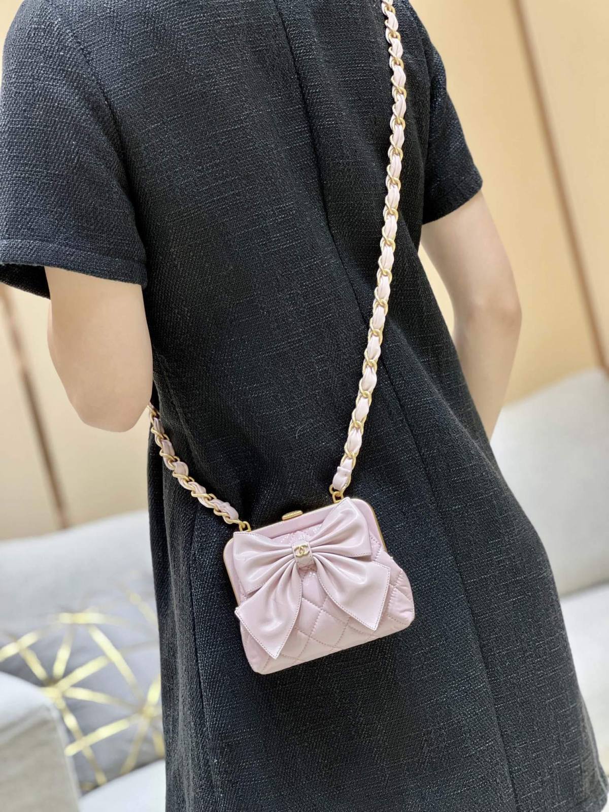 Ellebag super fake Chanel Clutch With Chain AP4028: A Masterpiece of Elegance and Craftsmanship(2024 Dec Updated)-Meilleure qualité de faux sac Louis Vuitton en ligne, réplique de sac de créateur ru