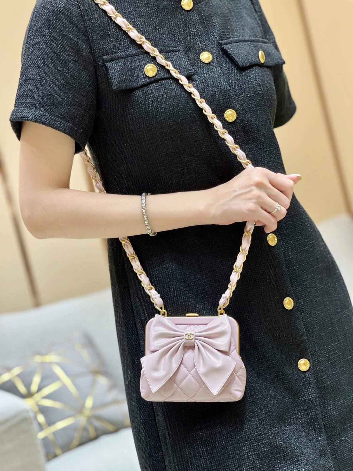 Ellebag super fake Chanel Clutch With Chain AP4028: A Masterpiece of Elegance and Craftsmanship(2024 Dec Updated)-Meilleure qualité de faux sac Louis Vuitton en ligne, réplique de sac de créateur ru