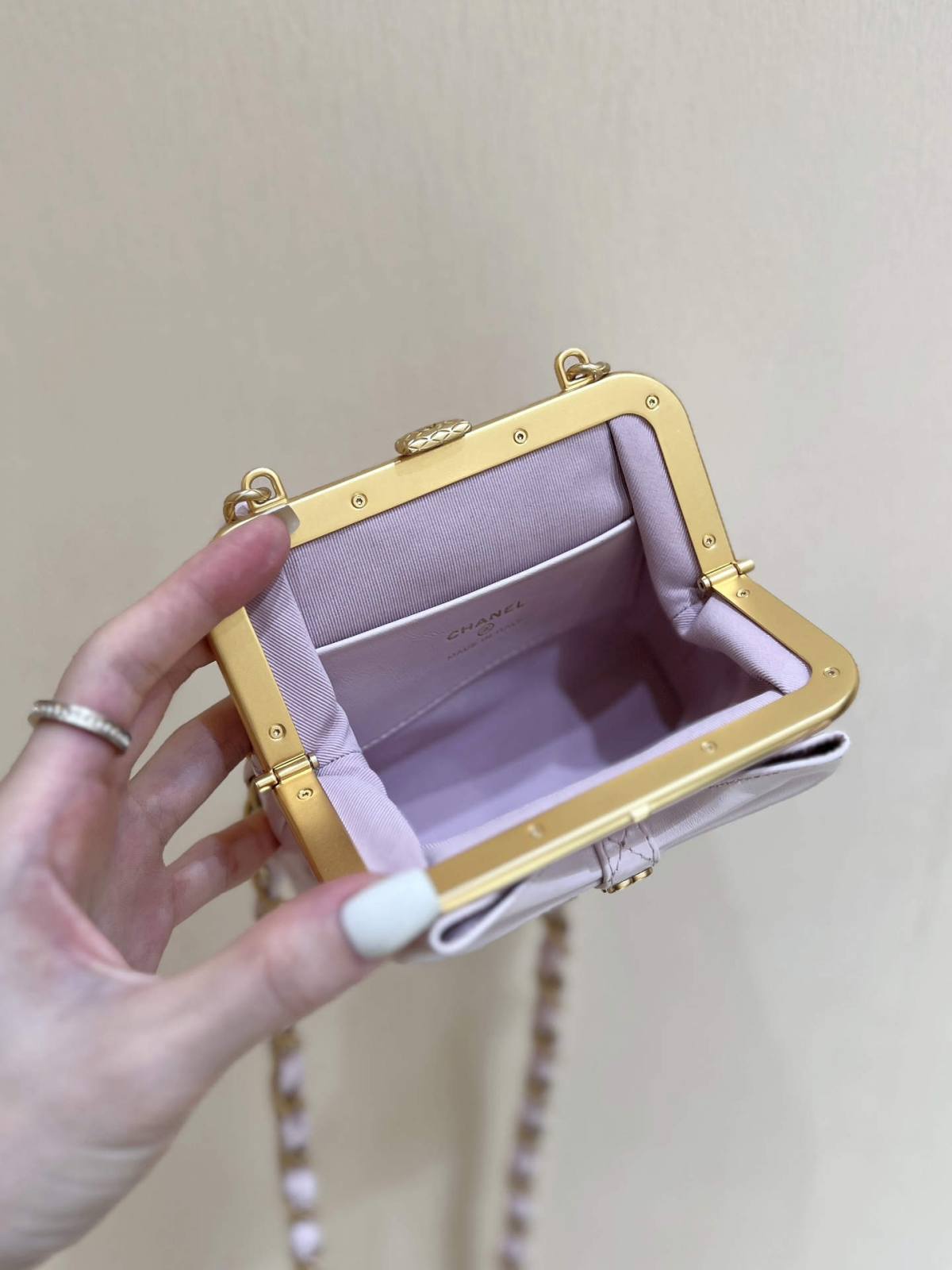 Ellebag super fake Chanel Clutch With Chain AP4028: A Masterpiece of Elegance and Craftsmanship(2024 Dec Updated)-Meilleure qualité de faux sac Louis Vuitton en ligne, réplique de sac de créateur ru