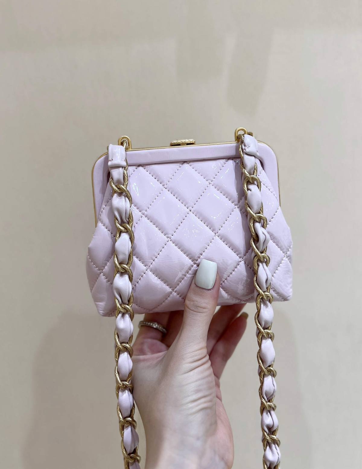 Ellebag super fake Chanel Clutch With Chain AP4028: A Masterpiece of Elegance and Craftsmanship(2024 Dec Updated)-Meilleure qualité de faux sac Louis Vuitton en ligne, réplique de sac de créateur ru