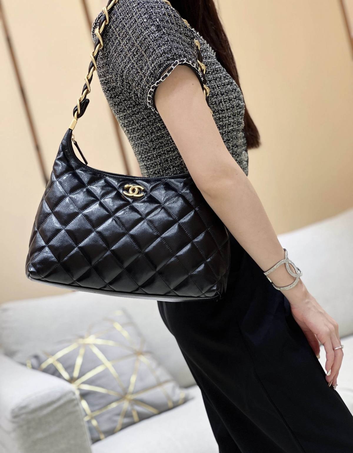 Ellebag super fake Chanel Medium Hobo Bag 2024: A Sophisticated Blend of Craftsmanship and Elegance(2024 Dec Updated)-Molemo ka ho Fetisisa Lebenkele la Lebenkele la Marang-rang la Fake Louis Vuitton, Replica designer bag ru