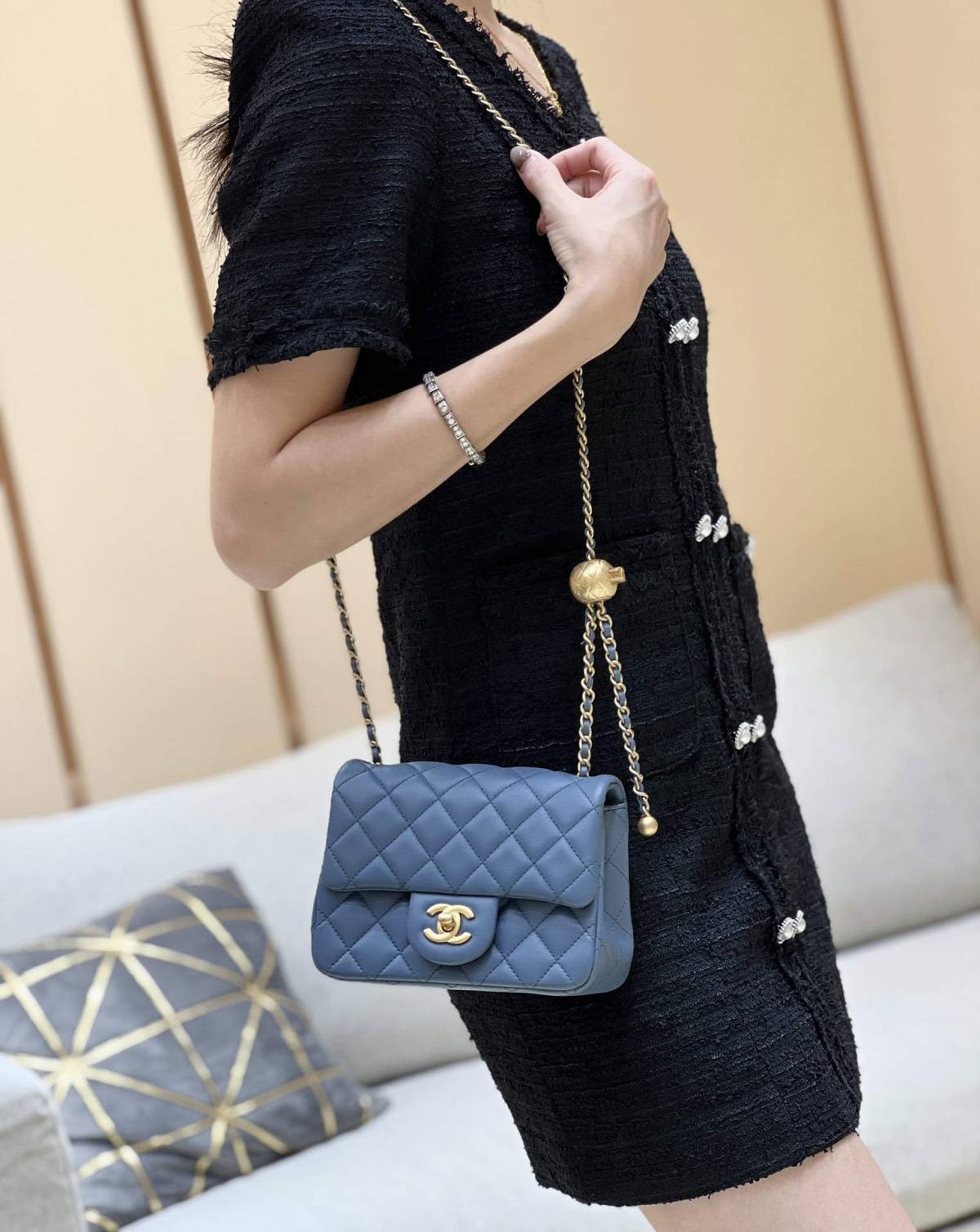 Ellebag super fake Chanel Mini CF with CC Gold Ball on Chain: A Study in Elegance and Craftsmanship(2024 Dec Updated)-Molemo ka ho Fetisisa Lebenkele la Lebenkele la Marang-rang la Fake Louis Vuitton, Replica designer bag ru