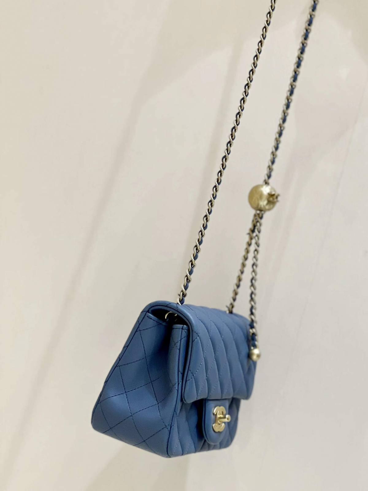 Ellebag super fake Chanel Mini CF with CC Gold Ball on Chain: A Study in Elegance and Craftsmanship(2024 Dec Updated)-Molemo ka ho Fetisisa Lebenkele la Lebenkele la Marang-rang la Fake Louis Vuitton, Replica designer bag ru