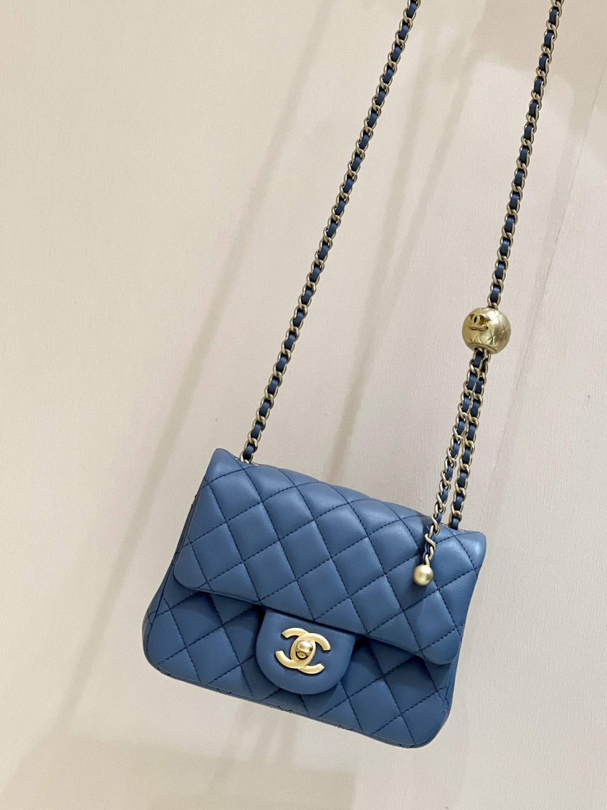 Ellebag super fake Chanel Mini CF with CC Gold Ball on Chain: A Study in Elegance and Craftsmanship(2024 Dec Updated)-Molemo ka ho Fetisisa Lebenkele la Lebenkele la Marang-rang la Fake Louis Vuitton, Replica designer bag ru