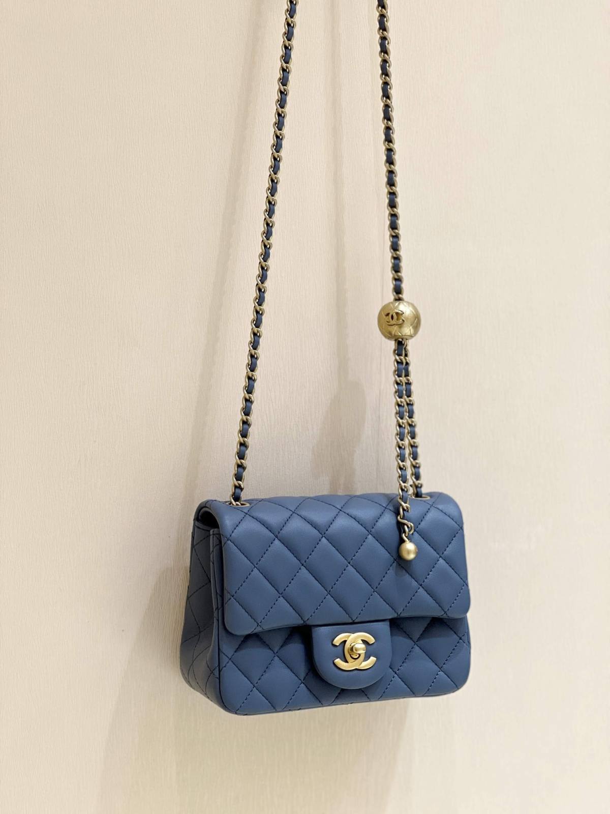 Ellebag super fake Chanel Mini CF with CC Gold Ball on Chain: A Study in Elegance and Craftsmanship(2024 Dec Updated)-Molemo ka ho Fetisisa Lebenkele la Lebenkele la Marang-rang la Fake Louis Vuitton, Replica designer bag ru