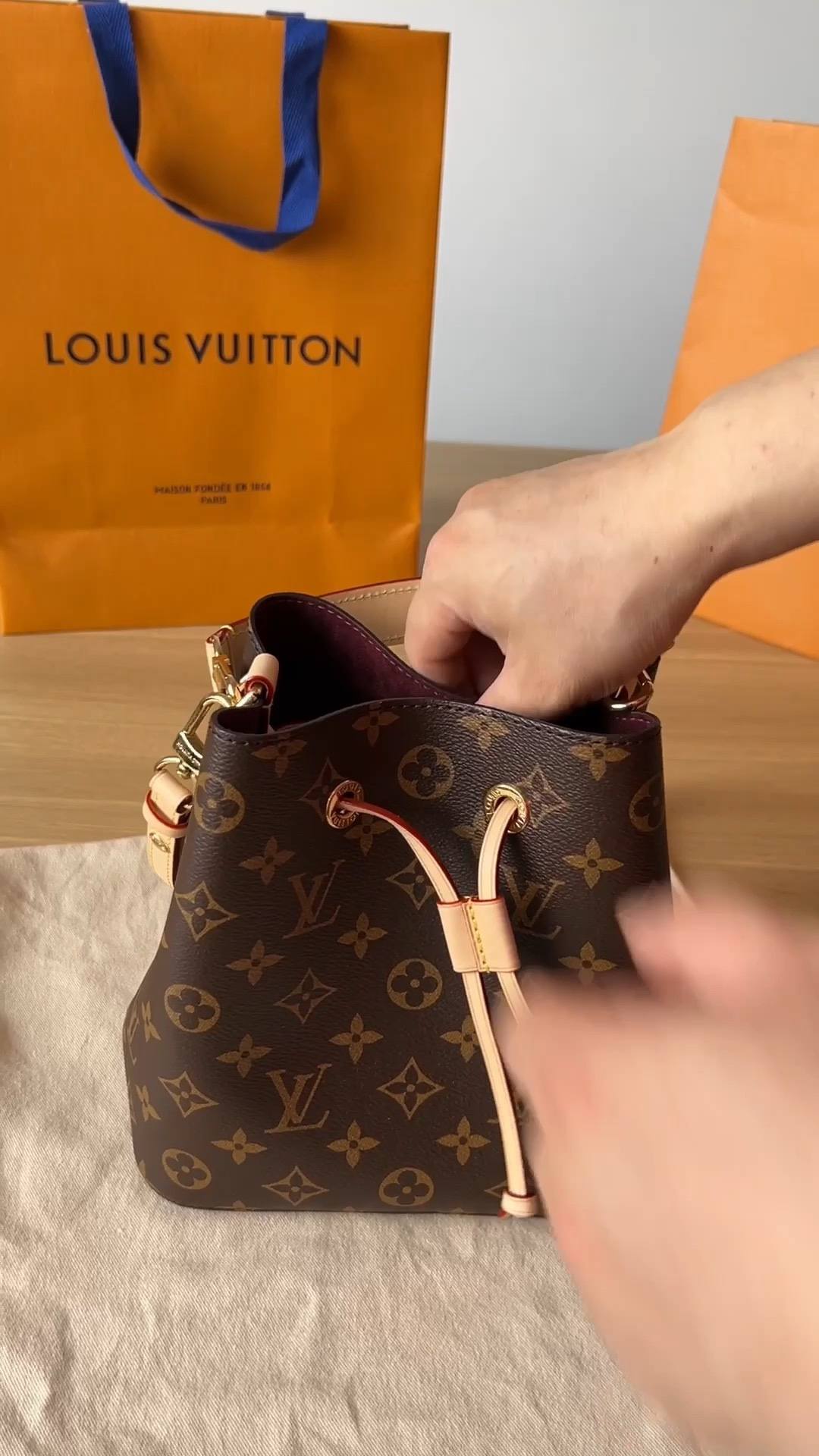 Ellebag’s 1:1 Replica of Louis Vuitton M46581 NÉONOÉ BB Medium Handbag: A Perfect Reproduction of Timeless Elegance(2024 Dec Updated)-Molemo ka ho Fetisisa Lebenkele la Lebenkele la Marang-rang la Fake Louis Vuitton, Replica designer bag ru